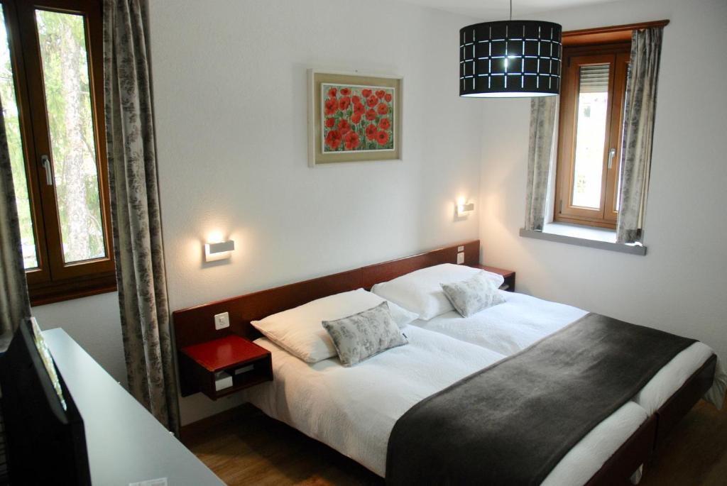 Säng eller sängar i ett rum på La Dent-du-Midi Hôtel & Restaurant