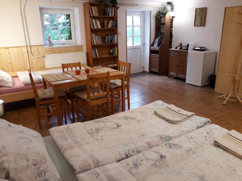ein Wohnzimmer mit 2 Betten und einem Tisch in der Unterkunft Ranch 79 in Smědčice
