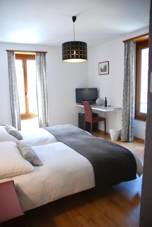 Letto o letti in una camera di La Dent-du-Midi Hôtel & Restaurant