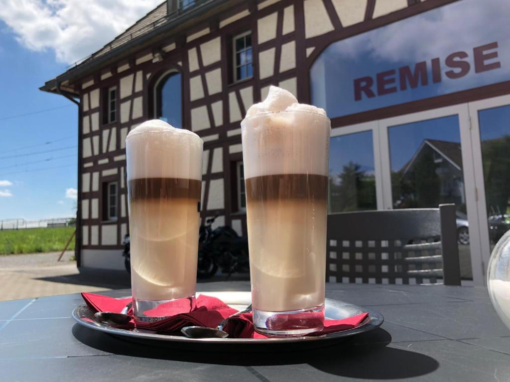 due bevande su un piatto su un tavolo di Gasthaus Ochsen a Tägerwilen