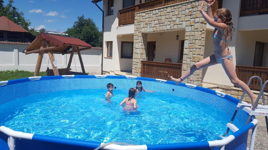 un grupo de niños jugando en una piscina en Zestrea Bunicilor, en Bodeşti