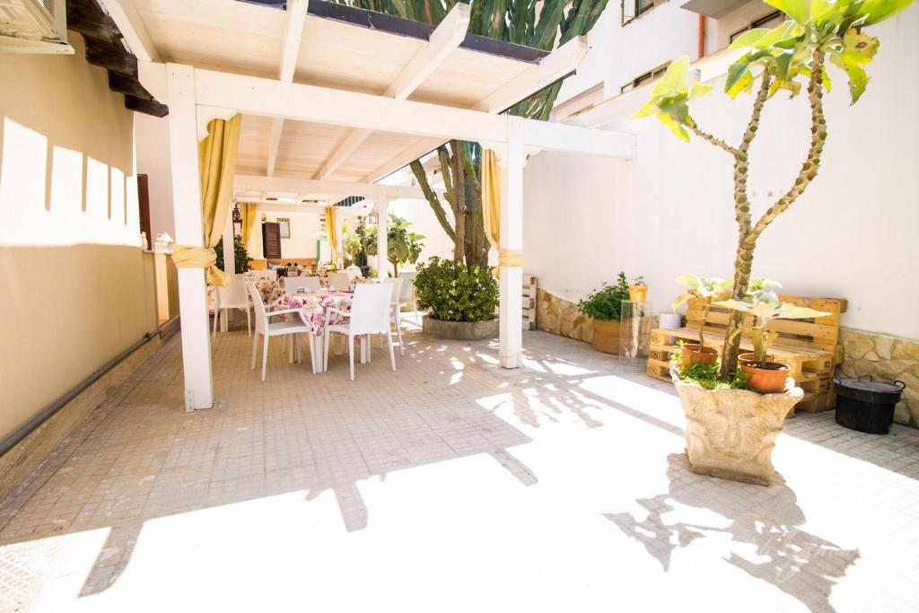 a patio with a table and chairs in a building at B&B Ghiaccio in Gallipoli
