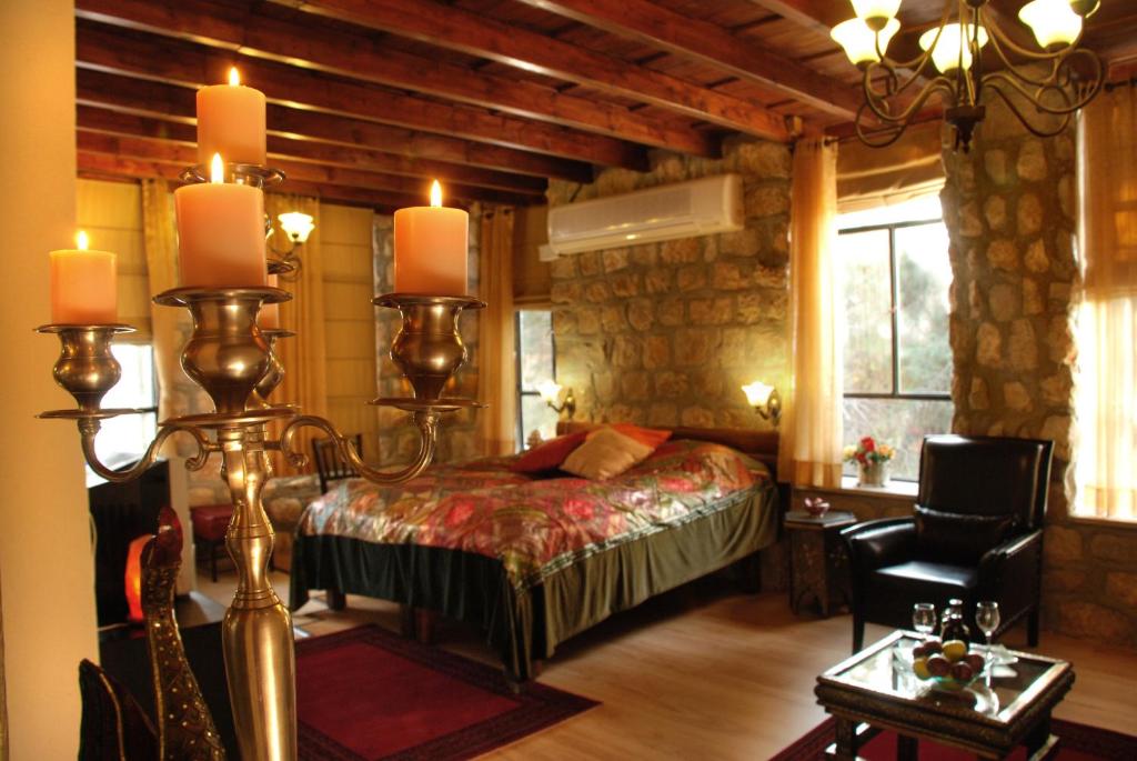 מיטה או מיטות בחדר ב-בית שלום במטולה - מלון בוטיק היסטורי