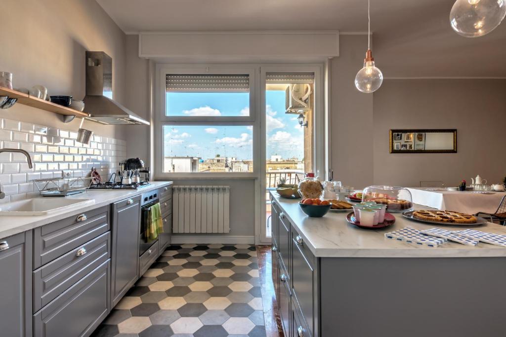 a kitchen with a checkered floor at Casa tua B&B in Lecce