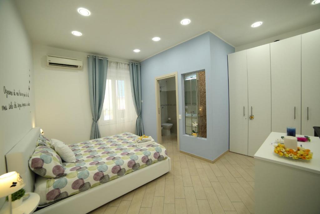 ナポリにあるLemon House Apartmentの広いベッドルーム(ベッド1台、バスルーム付)
