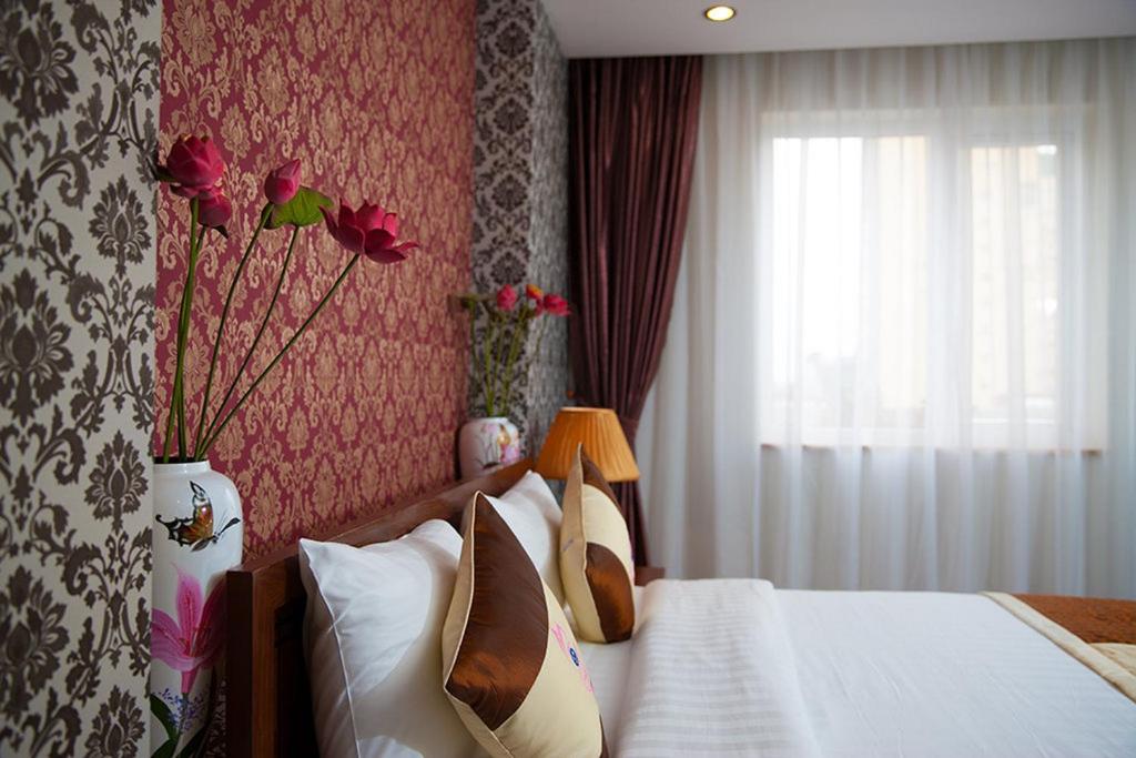 Postel nebo postele na pokoji v ubytování First Eden Hotel - Hang Bun