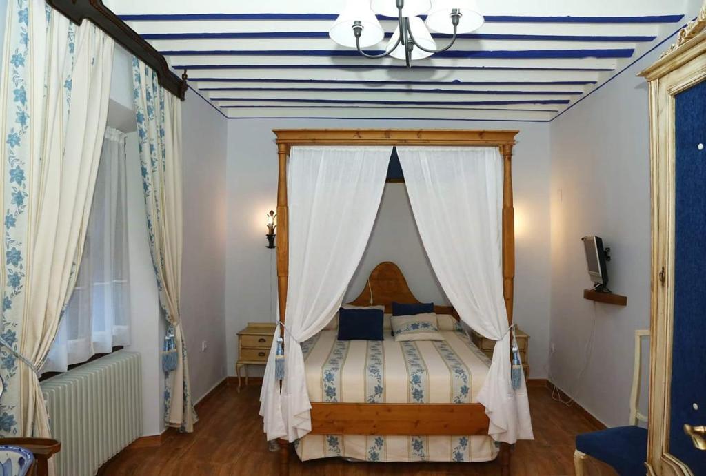 Postel nebo postele na pokoji v ubytování Casa Rural la Quinteria de Sancho piscina para tres apartamentos