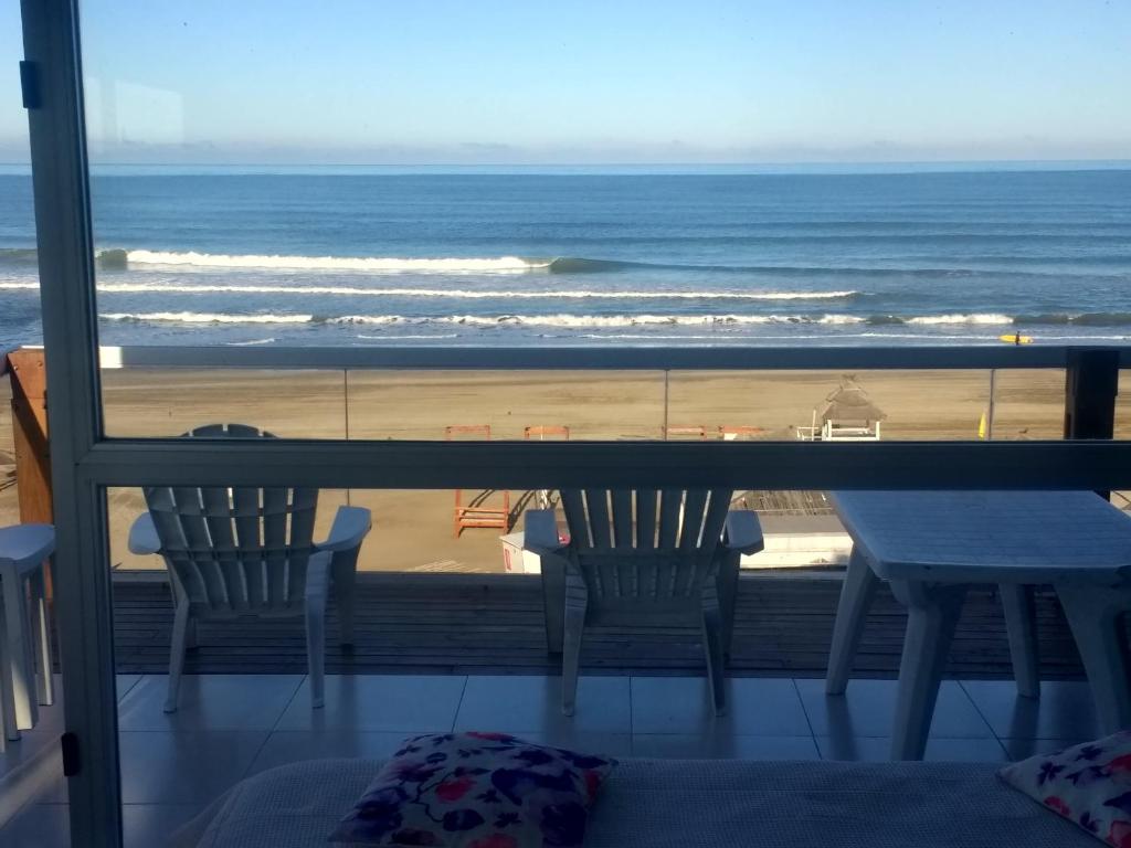 a view of the beach from a balcony at Terraza Marina in Ostende