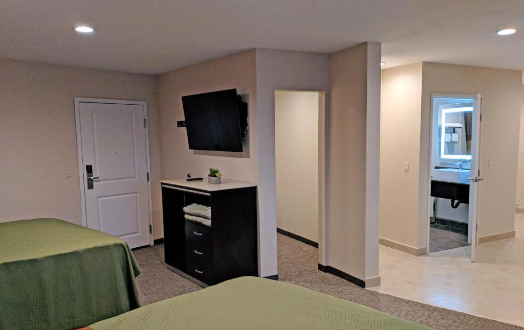 TV a/nebo společenská místnost v ubytování Epic Hotel