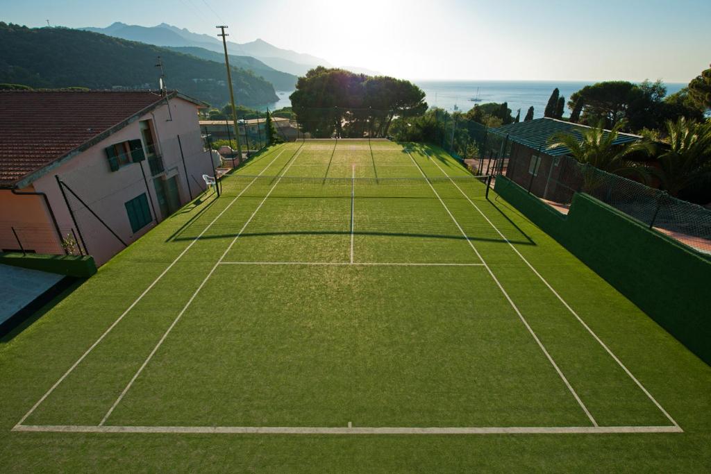 Tenis a/nebo squash v ubytování Hotel Casa Rosa nebo okolí