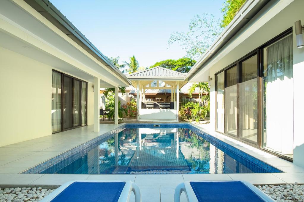 Piscina a First Landing Beach Resort & Villas o a prop