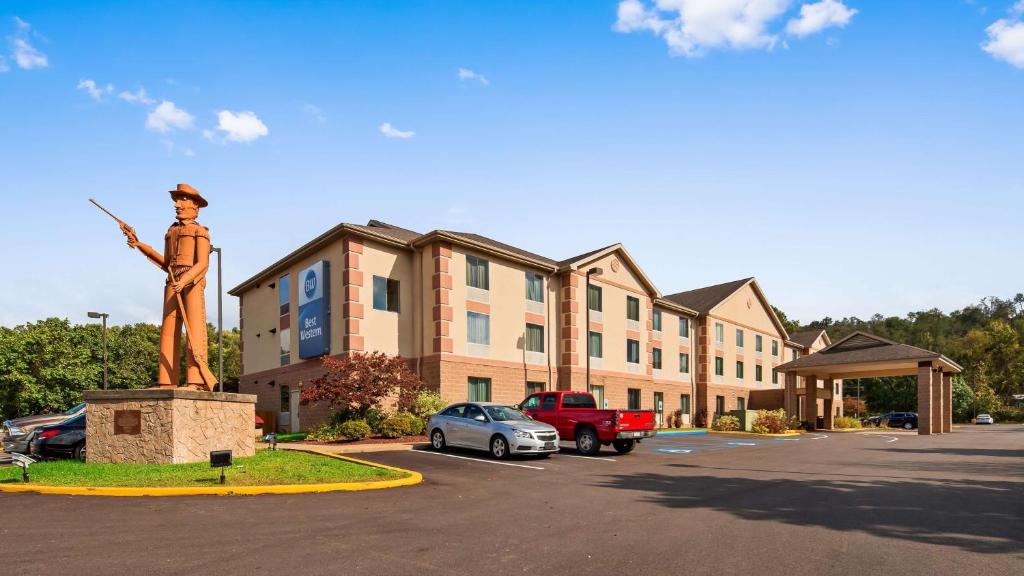 un edificio con una estatua delante de un estacionamiento en Best Western Garden Inn, en Bentleyville