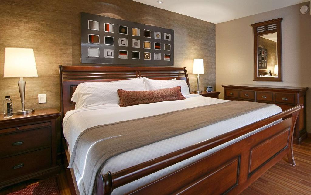 
Large King Room with Balcony and Whirlpool - Non-Smoking
