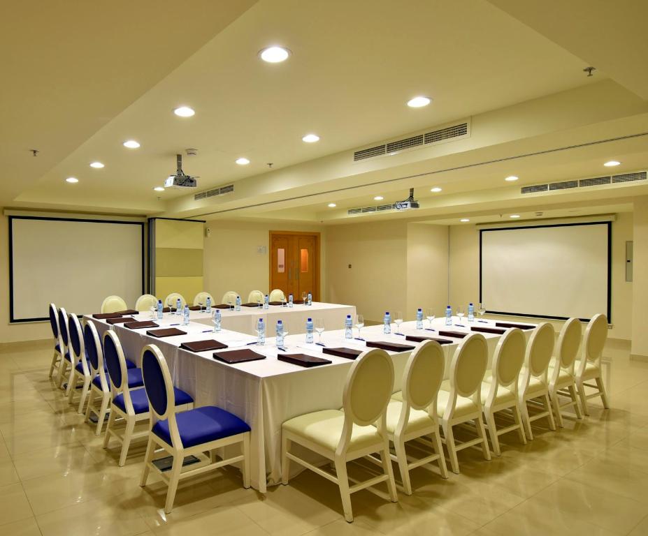 Konferenční prostory v ubytování Levatio Suites Muscat, a member of Radisson Individuals