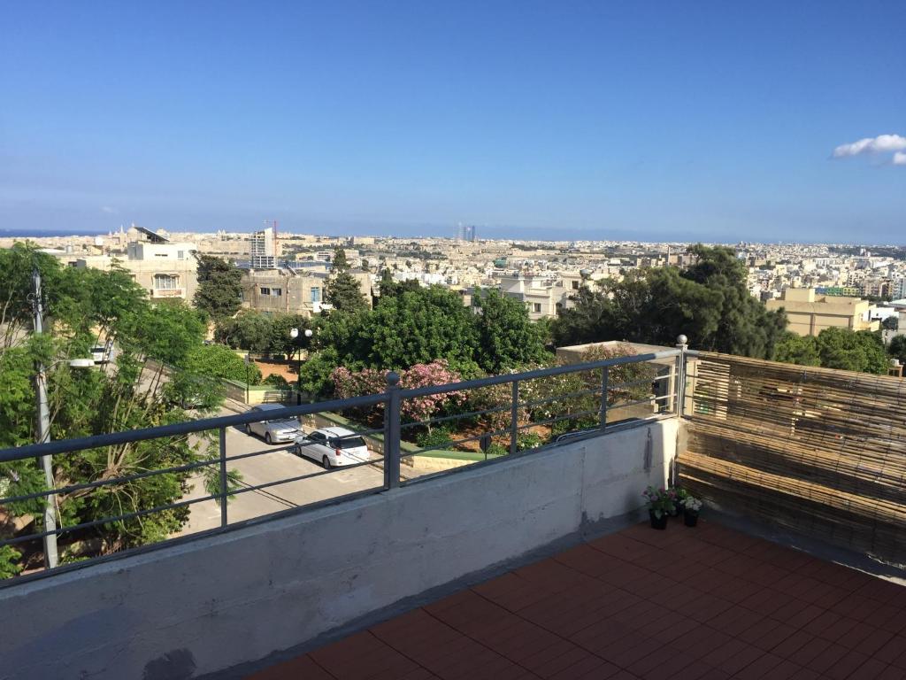 uma varanda com vista para a cidade em Penthouse in Kappara em San Ġwann