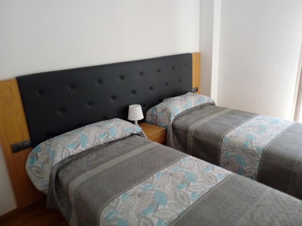 ポルトマリンにあるManolo pisoのベッド2台(サイドサイドサイド)が備わる小さな部屋のベッド2台