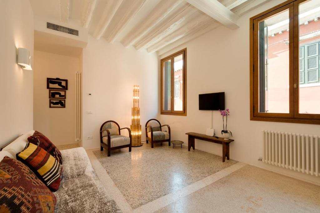 a living room with a couch and a table at Ca' Dorina Luxury in Venice