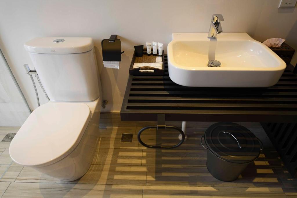 Koupelna v ubytování 38PC Boutique Hotel