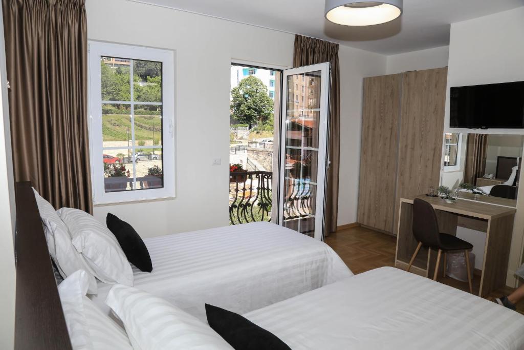 Llit o llits en una habitació de Mervin Hotel
