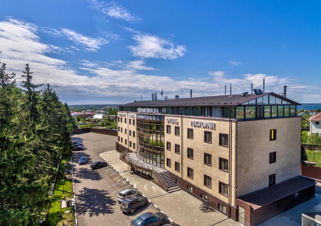 uma vista superior de um edifício com estacionamento em Victoria Plaza em Pereslavl-Zalessky