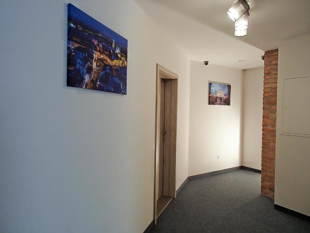Televízia a/alebo spoločenská miestnosť v ubytovaní Pokoje z aneksami Orla 6
