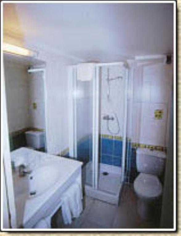 Hôtel Les Tilleuls de Pareloup à Salles-Curan - Habitación Triple