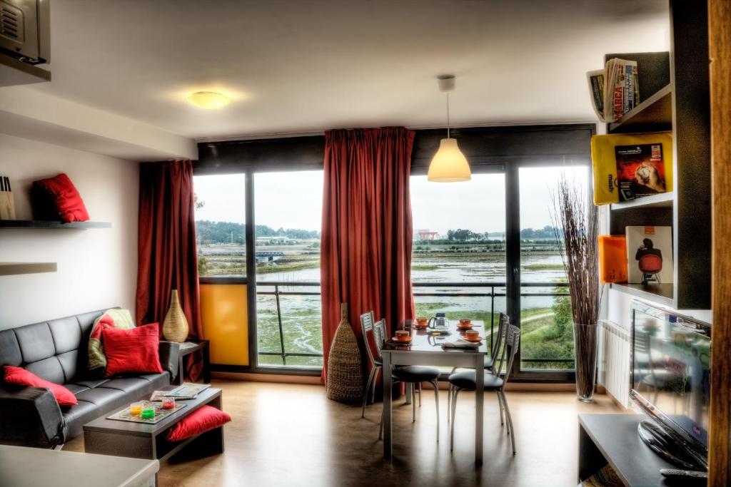 Apartamentos Bahía de Boó - Two-Bedroom Apartment With Bay View (3 Adults)