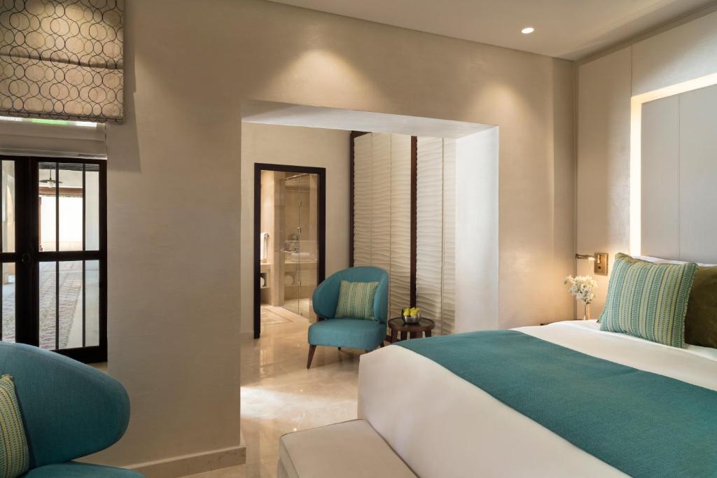 Postel nebo postele na pokoji v ubytování Souq Al Wakra Hotel Qatar By Tivoli