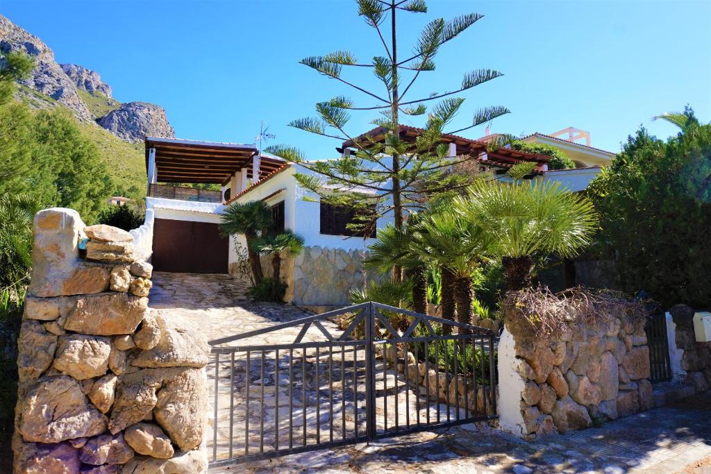 コロニア・デ・サン・ペレにあるFinca La Siesta - Villa in Betlem, Mallorcaの門付きの家