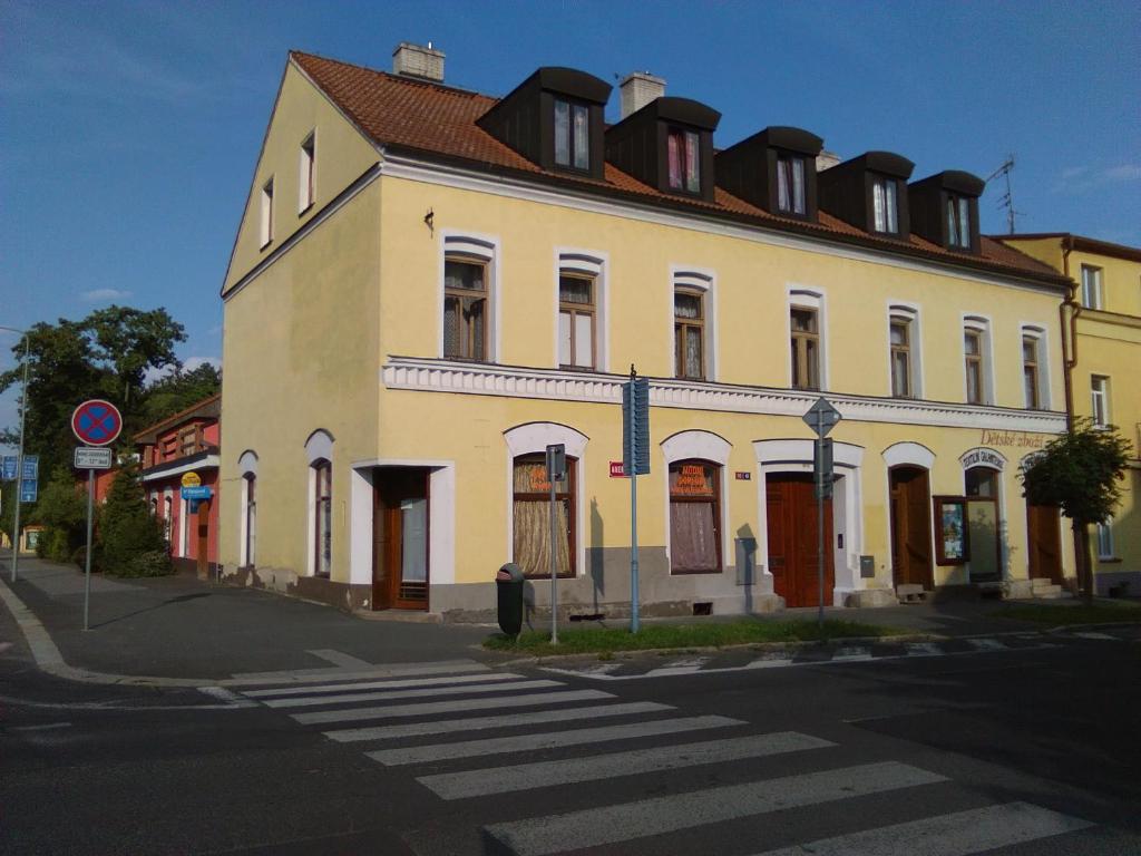 een groot geel gebouw met een rood dak op een straat bij Apartma Františkovy Lázně in Františkovy Lázně