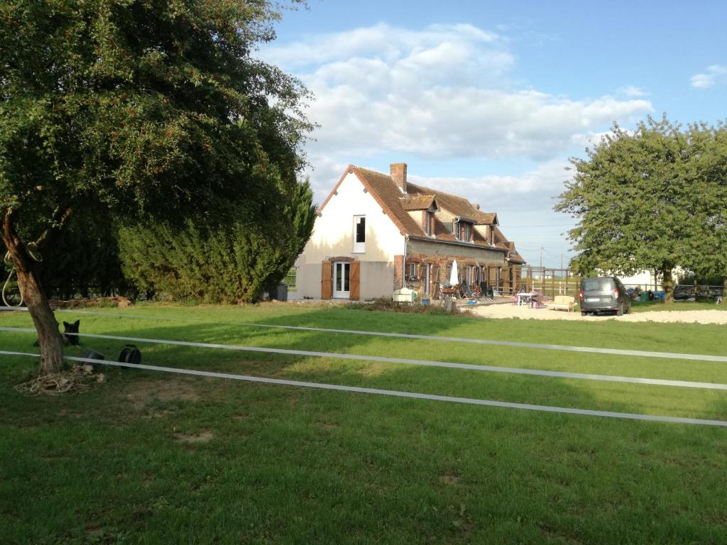 een huis met een boom voor een tuin bij Anim'O Perch' & Gîtes (AOPEG) in Mézières-au-Perche