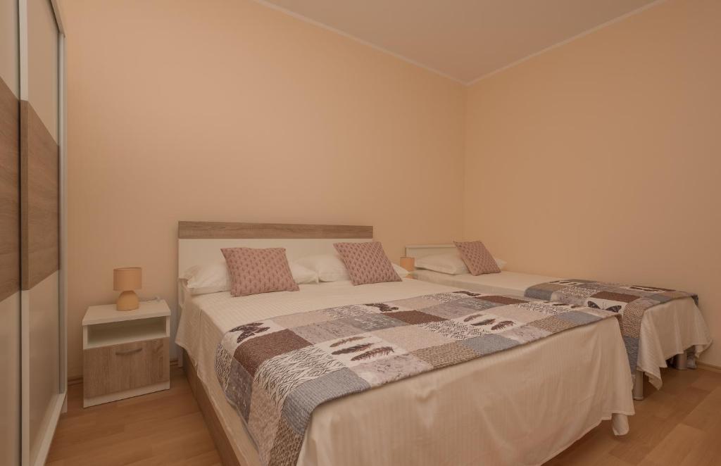 1 Schlafzimmer mit 2 Betten in einem Zimmer in der Unterkunft Apartmani Stella Maris in Makarska