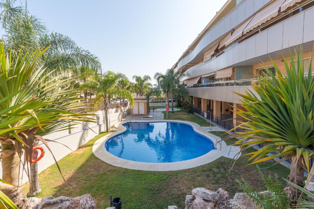 Bazén v ubytovaní Hill apartment with terrace, parking, pool & paddle court alebo v jeho blízkosti