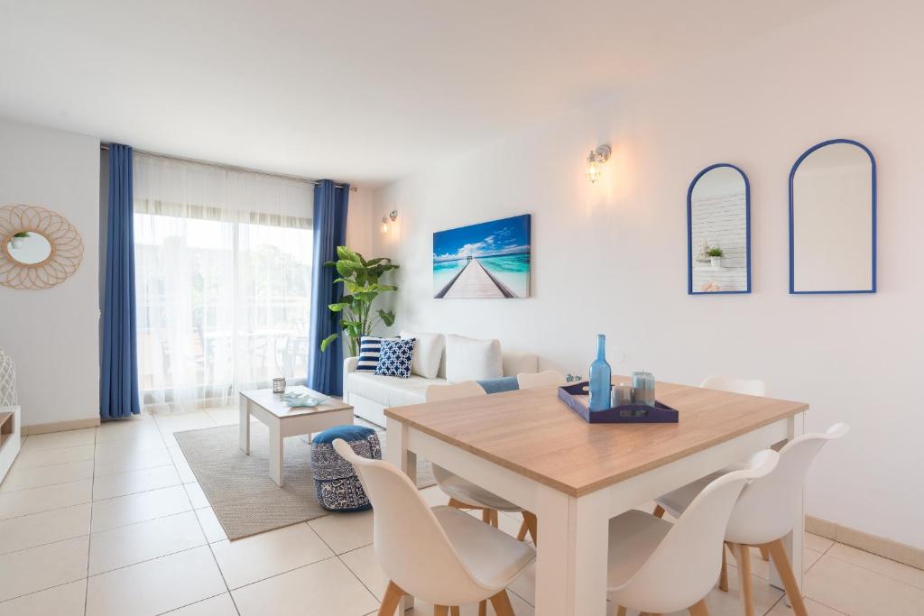 Fotografia z galérie ubytovania Hill apartment with terrace, parking, pool & paddle court v destinácii Torremolinos