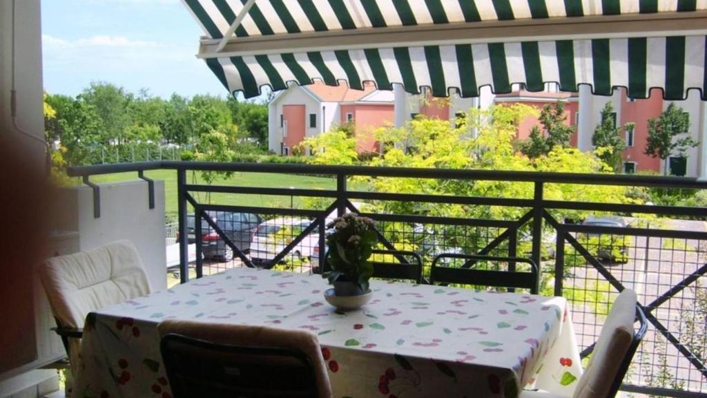 Sunny Apartment On The Sea - Apartment