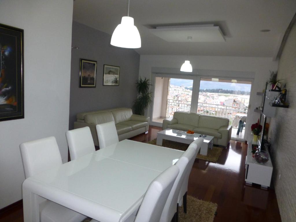 A restaurant or other place to eat at Apartments Barić
