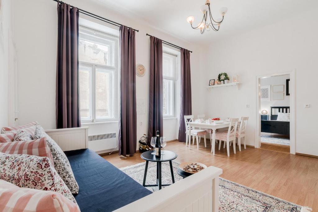 Kuchnia lub aneks kuchenny w obiekcie Historic Centre Prague Apartments by Michal&Friends
