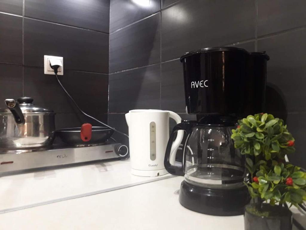 Příslušenství pro přípravu čaje a kávy v ubytování Boho City Hostel
