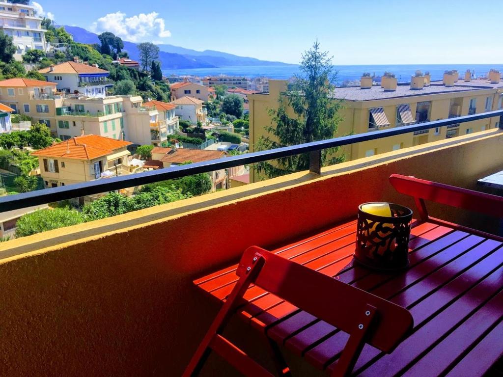 d'un balcon avec une table et deux chaises et une vue. dans l'établissement Appart - vue mer Menton Cap Martin, à Roquebrune-Cap-Martin