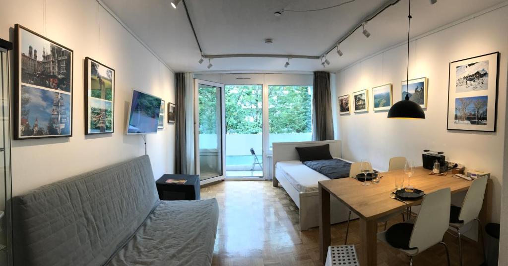 sala de estar con sofá y mesa en Apartment Schwabing/Olympic Park/BMW en Múnich