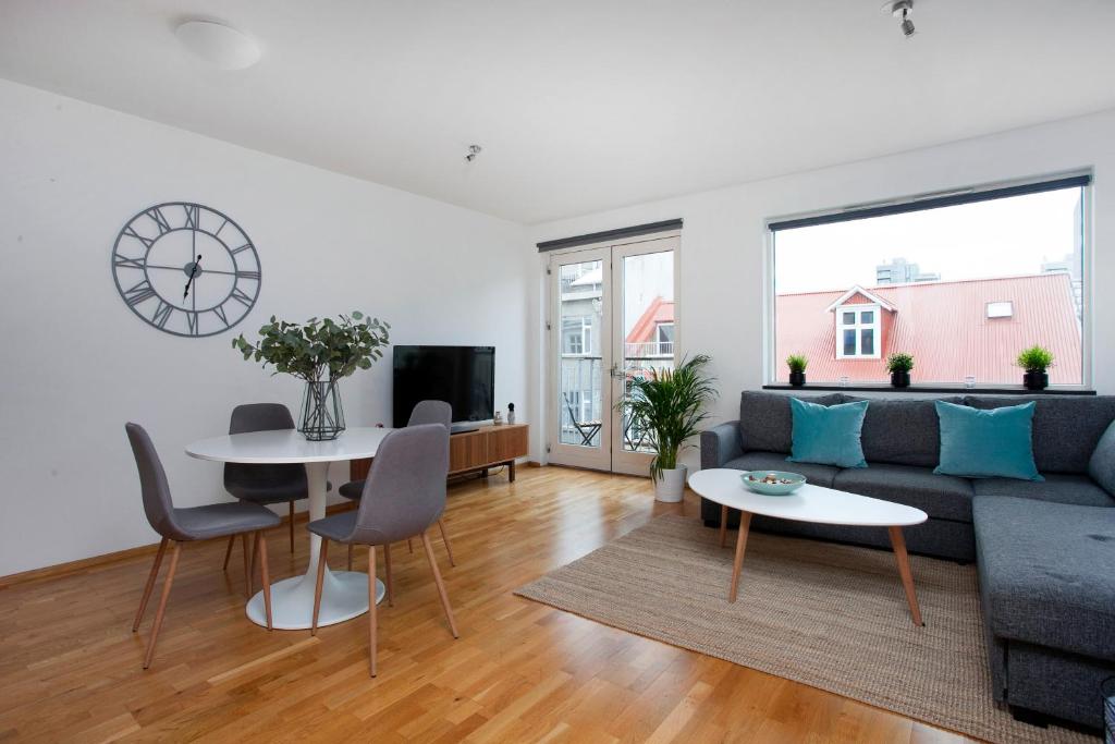 Iðunn Apartments by Heimaleiga - Apartment With Balcony
