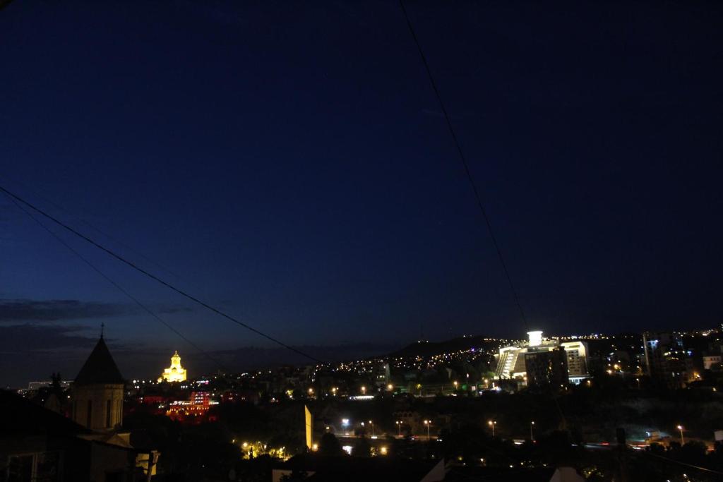 Nespecifikovaný výhled na destinaci Tbilisi nebo výhled na město při pohledu z prázdninového domu