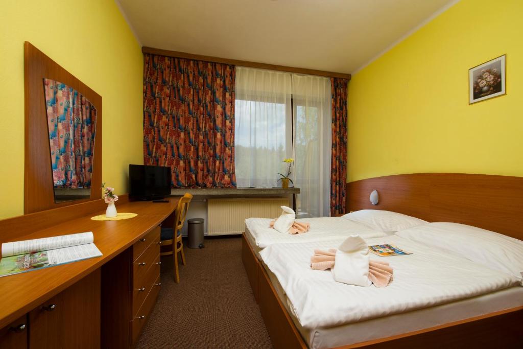 Postel nebo postele na pokoji v ubytování Hotel SOREA ĎUMBIER
