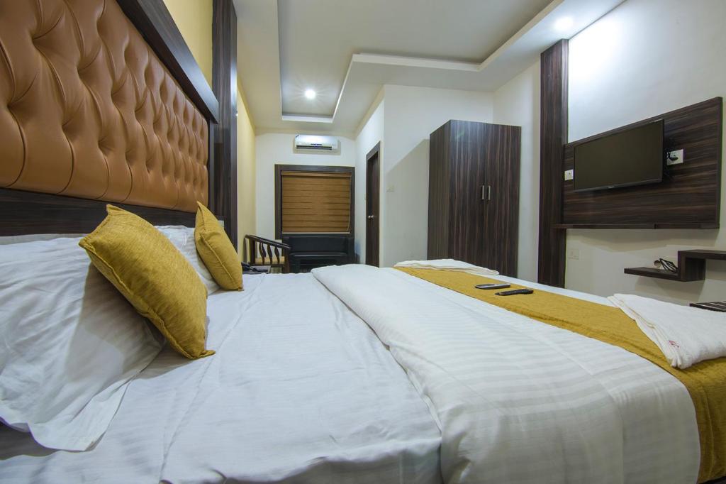 Postel nebo postele na pokoji v ubytování Hotel Kochi Crown