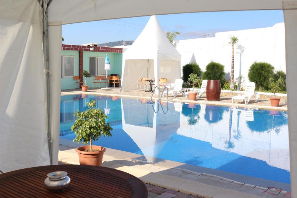 Bazén v ubytování Tanger Med Hotel, Conference & Catering nebo v jeho okolí