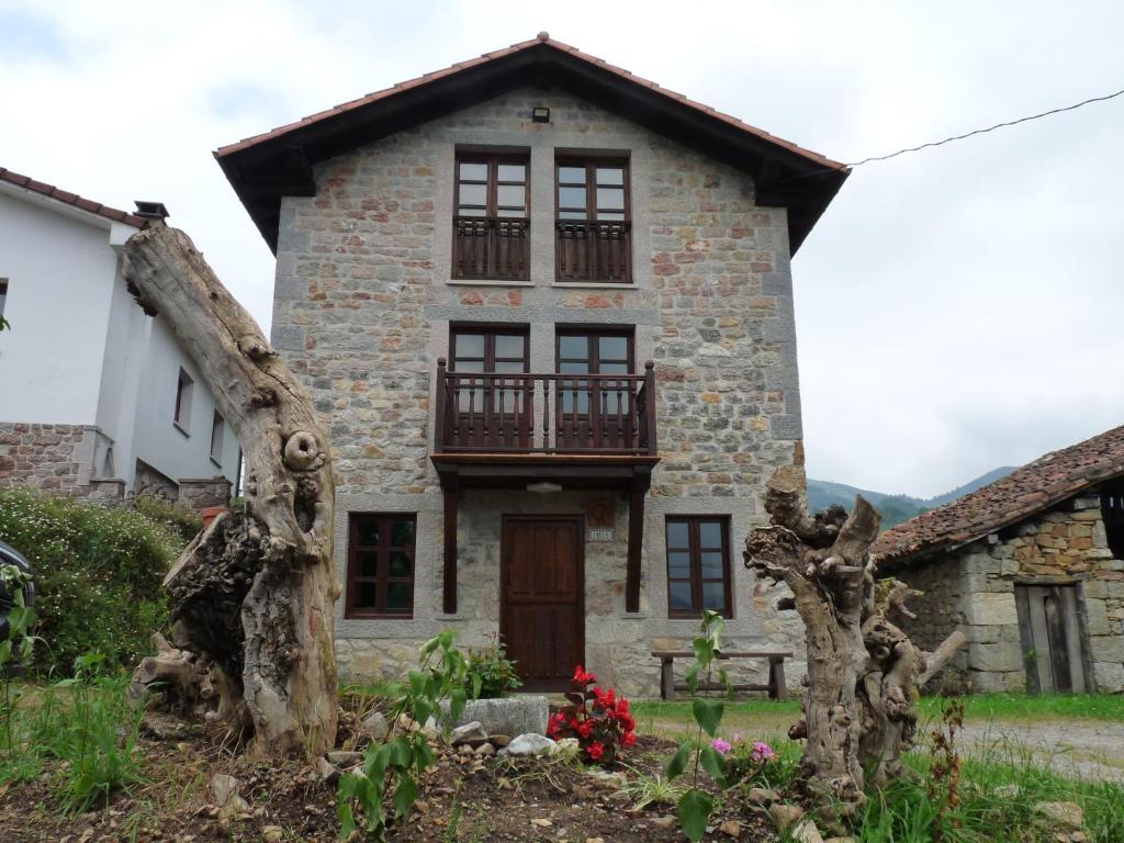 an old stone house with a balcony at Casa Iris in Narciandi
