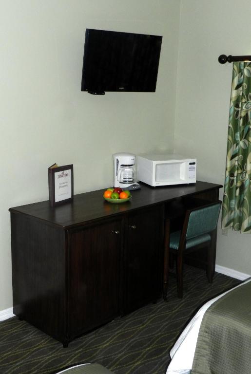 Alhambra Villas - Two-Bedroom Condo, Kitchen