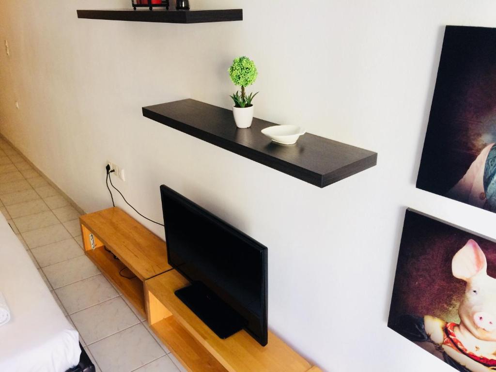 Televízia a/alebo spoločenská miestnosť v ubytovaní Korona Βeach Αpartments