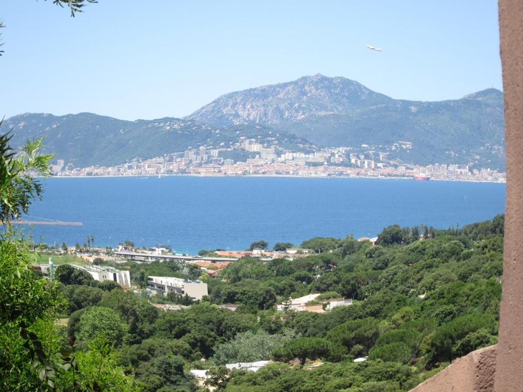 uma vista para a baía a partir da encosta em Villa La Viva Porticcio em Porticcio