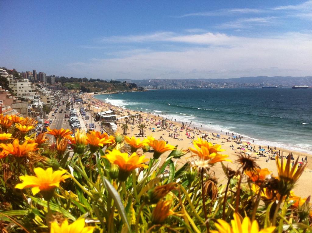 Vistas a una playa con multitud de personas en Condesa del Mar, en Viña del Mar